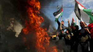 احتجاجات فلسطينية قبيل نشر “صفقة القرن”.. واشتباكات بين متظاهرين والجيش الإسرائيلي